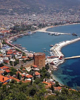 FERIEM�L: Alanya er en vakker by som mange nordmenn har falt for. Her sees byen fra det 800 �r gamle festningsanlegget Ickale. I bakgrunnen ligger den lange Begonvillestranden.