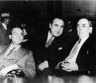 I RETTEN: Al Capone mellom sin forsvars?advokater Michael Ahern og Albert Fink under rettssaken som felte ham i 1931. Foto: FRA BOKA