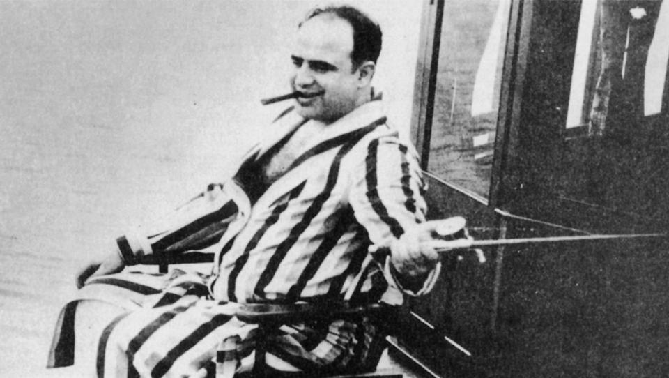 GANGSTERKONGEN: 
At livet til Al Capones &mdash; her p� fisketur &mdash; var glamor�st, er en myte. Det konstaterer historikeren Henrik H�jer etter � ha gransket gangsterkongen grundig med god hjelp av scannede avis�rganger i Chicago Tribune. Foto: FRA BOKA