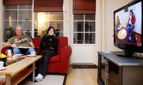 Foreldrene: �Jeg tenkte at jeg heller ville v�rt d�d enn � v�re p� jobben,� sier Lisa i dommeravh�ret, som faren Hans Kristian og moren Liv her ser p� sammen med Dagbladet tre �r senere. Foto: Agnete Brun / Dagbladet