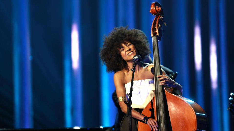 P� OSLO-BES�K: Esperanza Spalding i aksjon under Nobelkonserten i fjor. Foto: Eirik Helland Urke
