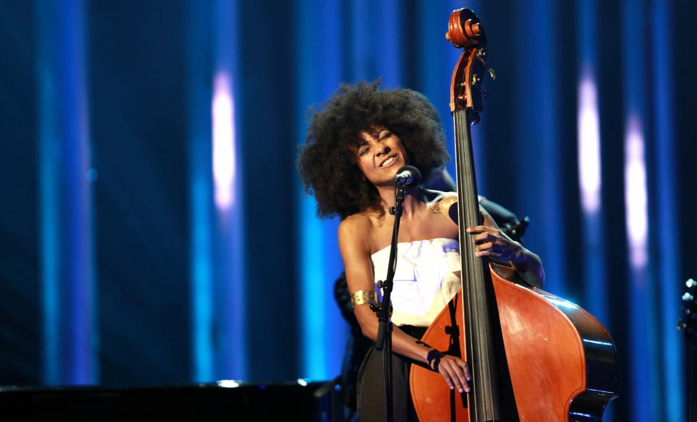 NOBELT:  Esperanza Spalding, her under Nobelkonserten i Oslo i Obama-�ret 2009, er klar for Nattjazz med musikken fra sitt kommende �Radio Music Society�-album. FOTO: ERIK HELLAND URKE