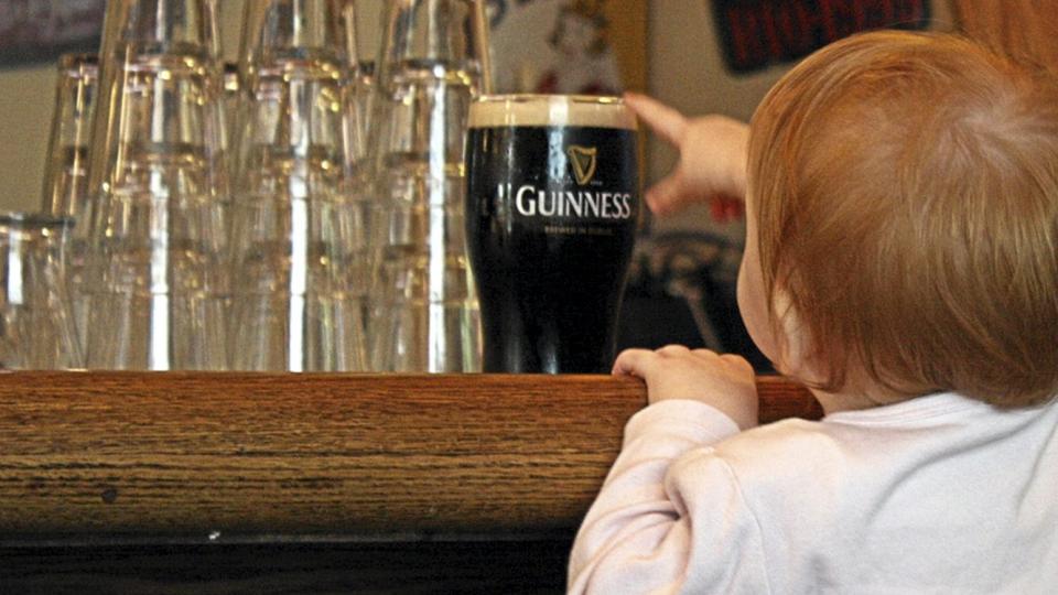 BABY P� PUB: Har denne lille krabaten noe p� pub � gj�re? Ja, s� lenge mor er edru og lokalet ikke er r�ykfylt, mener Gro Nylander.  Illustrasjonsfoto: smoorenburg p� Flicker.com. Noen rettigheter reservert.