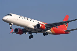  BRASILIANSK PRODUSERT:  Arkivbilde fra desember 2009 av flyet fra Henin Airlaines som styrtet nord�st i Kina seint tirsdag kveld lokal tid - en E-190 jetmaskin produsert i Brasil av selskapet Ebraer. FOTO: XINHUA/AP/SCANPIX.