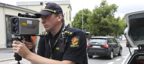 I AKSJON: Politibetjent Egil M. Folkestad�s kontrollerer bilister i n�rheten av en skole i Oslo. Foto: Politiet
