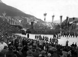 HATSYMBOL: Adolf Hitler og nazistene tok hakekorset. N� er det kjent som et hatsymbol og har v�rt ulovlig i Tyskland siden slutten av andre verdenskrig i 1945. Foto: NTB / Scanpix