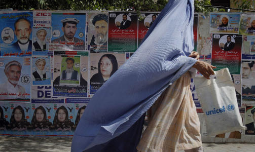 T�FFE KVINNER: If�lge CARE er Afghanistan verdens verste land for kvinner. Kandidatene for �rets parlamentsvalg f�r daglig trusler, likevel er det rekordmange kvinner som stiller til valg. Foto: AP Photo/Rahmat Gul/Scanpix