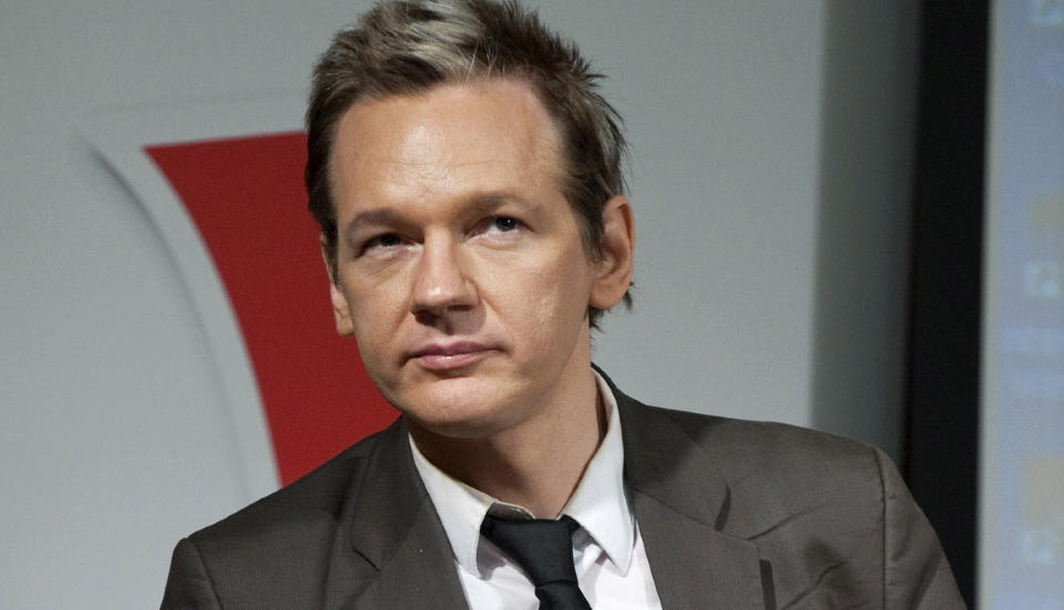NYE AVSL�RINGER:  Julian Assange og Wikileaks hisset p� seg mange mektige instanser ved offentliggj�ringen av 76 000 dokumenter fra Afghanistan-krigen. Den siste tida har han f�tt mest oppmerksomhet for beskyldniger om seksuelle overgrep. Foto: AP Photo/Scanpix/Bertil Ericson/Scanpix