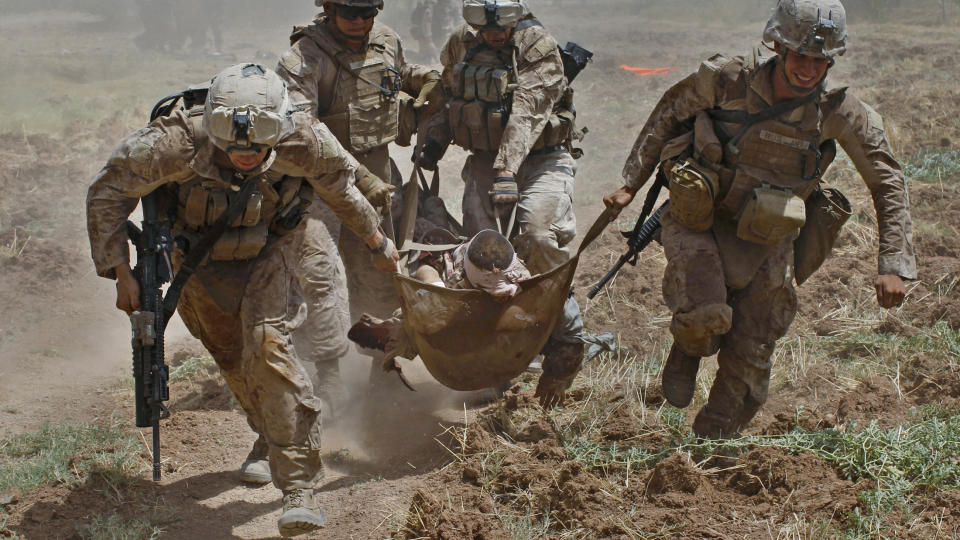 KRITISK OMR�DE: Helmand-provinsen, der disse soldatene redder en skadet kollega. Foto: REUTERS/Bob Strong/Scanpix
