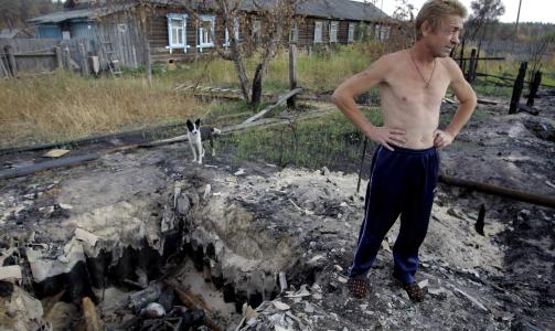 MISTA HUSET: Andrej Saveljev (46) st�r ved restene av huset sitt, som ble brent ned under skogbrannene i landsbyen Juznij, �st for Moskva. Foto: AP/Sergej Ponomarev).