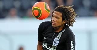 - D�RLIG BALLBEHANDLING: Bebe skal ikke ha v�rt godvenn med ballen p� Uniteds treningsfelt. Foto: EPA/HUGO DELGADO