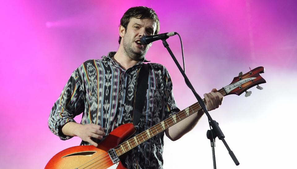 KLAXONS TAR ET STEG TIL SIDEN: Sanger og bassist Jamie Reynolds i aksjon under en musikkfestival i �sterrike i forrige uke. Foto: Andreas Pessenleher/EPA/Scanpix