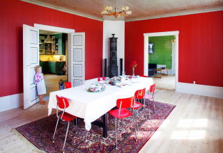 Venter p� tur: Spisestua er r�d og fin, men skal likevel restaureres. Under malingen skjuler det seg veggmalerier fra 1880-tallet, og gulvet skal f� sin opprinnelige farge tilbake.
Foto: Nina Ruud