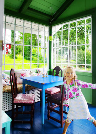 Barnevennlig: Inga (6) har tumleplass nok i det gamle huset p� 450 kvm. Fra glassverandaen kan hun hoppe rett ut i seks m�l med hage.
Foto: Nina Ruud