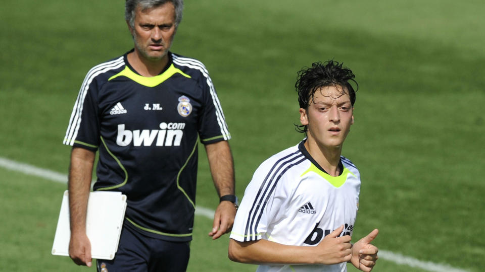 KOMPLETT LAG: Mesut Ozil (t.h) er en av spillerne Jose Mourinho hentet til Madrid i sommer. Foto: AFP/DANI POZO