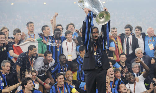 SLO UT BARCA P� VEIEN: Jose Mourinho l�ftet tre trofeer, inkludert Champions League, i sin siste Inter-sesong. Foto: REUTERS/Stefano Rellandini
