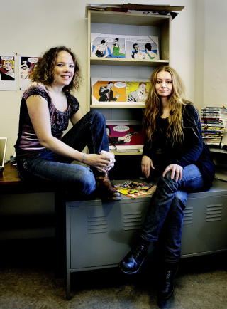 STILLER P� NETTM�TE: Grethe Nestor (t.h.) og Norunn Blichfeldt Schjerven stiller p� nettm�te p� Dagbladet.no i anledning slippet av samleboka �Toern�. Foto: Mette M�ller