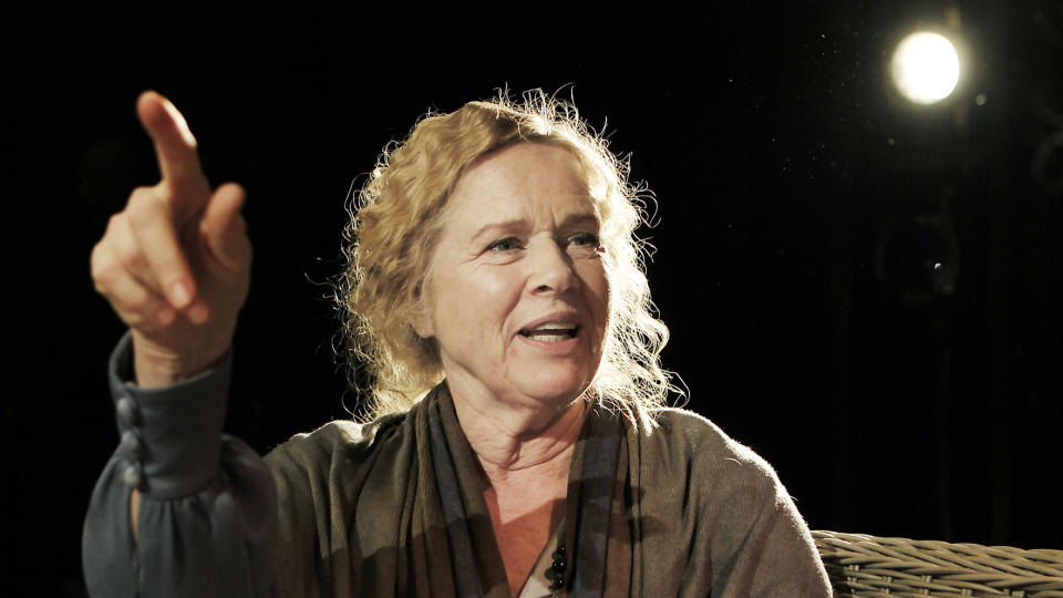 MORFINAVHENGIG:  Skuespillerinne Liv Ullmann spiller en mor avhengig av morfin i Riksteatrets nye oppsettning �Lang dags ferd mot natt�. Foto: Erling H�geland/Dagbladet