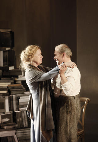 TUNG HISTORIE:  Liv Ullmann og Bj�rn Sundquist danser som ekteparet Tyrone i oppsettningen. Stykket er en tungt historie om avhengighet og en dysfunkjsonell familie. Foto: Erling H�geland/Dagbladet
