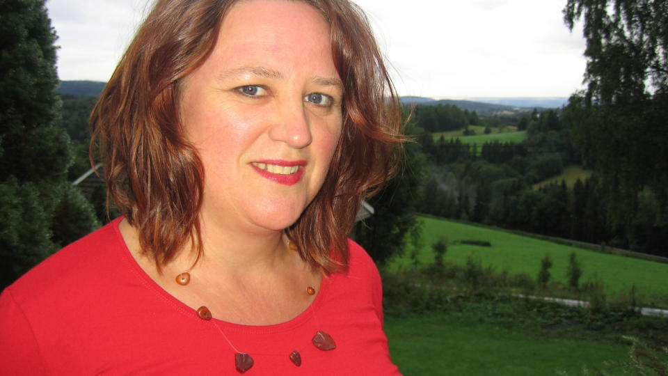 SOMMERPOETEN Inger-Elisabeth Skancke kjemper seg ut av stammingen ved hjelp av pust, musikk, dikt og bilder. N� er nykommeren i Diktkammeret k�ret til sommerpoeten 2010. Foto: Elin Fagertun