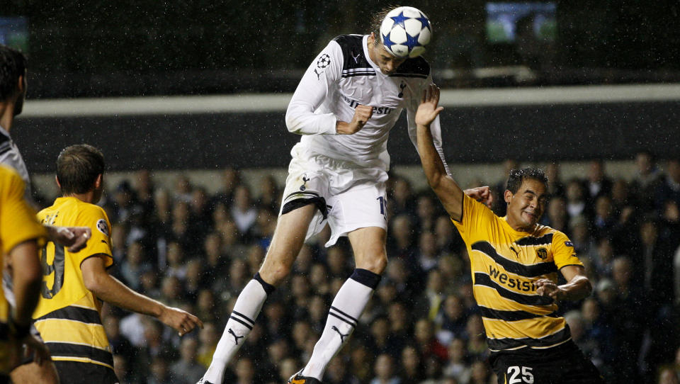 CHAMPIONS LEAGUE-HODET: Peter Crouch sikret fjerdeplassen med dette hodet, mot Young Boys scoret han p� to headinger og ett med beina. Foto: KIRSTY WIGGELSWORTH/AP