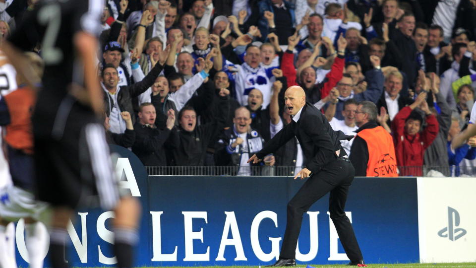 FEIRET MED FANSEN: St�le Solbakken l�p rundt p� banen og jublet etterp� med fansen. Foto: Gorm Kallestad / Scanpix