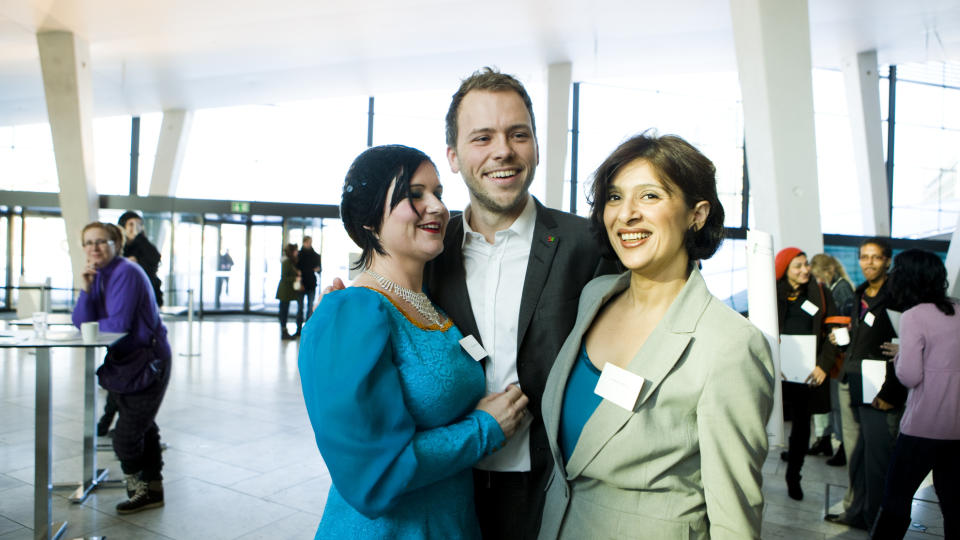 KONTROVERSIELLE: Barne- og likestillingsminister Audun Lysbakken sammen med Christine Koht (t.v.) og Loveleen Brenna under lanseringen  av Kvinnepanelet i Operaen. Kvinnepanelet best�r av 31 kvinner med ulik bakgrunn. Det er Kvinnepanelet - og ikke Lysbakken - som kommer med dagens utspill. Foto: Berit Roald / Scanpix