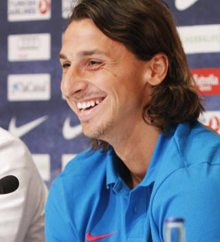 GRATIS REKLAME: I slutten av juli bare lo Zlatan av ryktene om at han er p� vei bort. Foto: Berit Roald / Scanpix