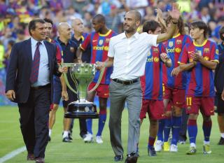 VANT P� STRAFFER: Her l�fter tidligere Barca-president Joan Laporta og Pep Guardiola det �rlige Joan Gamper-trofeet etter seier p� straffekonkurranse mot Milan. Foto: AP/Manu Fernandez