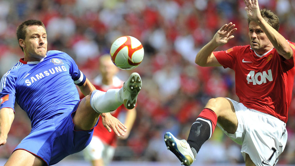 VALGTE ERKEFIENDEN: Michael Owen (t.h) oppr�rte Liverpool-fansen med � bli United-spiller i fjor. Foto: REUTERS/Toby Melville