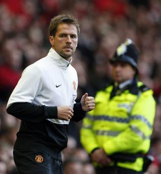 PIPEKONSERT: Michael Owen fikk ingen varm velkomst da han varmet opp p� Anfield i United-treningsdrakt i oktober i fjor. Foto: REUTERS/Phil Noble