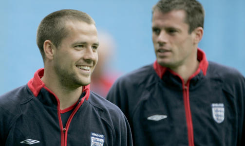 GAMLE VENNER: Michael Owen og Jamie Carragher spilte sammen b�de for Liverpool og England. Foto: REUTERS/Ian Hodgson