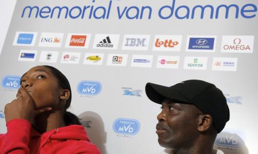 KLAR TIL START: Carsten Semenya hadde med seg trener Michael Seme p� pressekonferansen f�r stevnet i Brussel. Foto: EPA/BENOIT DOPPAGNE