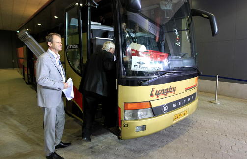 UTSL�TT: Rosenborg-direkt�r Nils Skutle (til venstre) m� konstatere at klubben ikke greide � sikre seg de rundt 100 millionene et gruppespill ville gitt. Til h�yre er Nils Arne Eggen p� vei inn i bussen. 
Foto: Gorm Kallestad / Scanpix