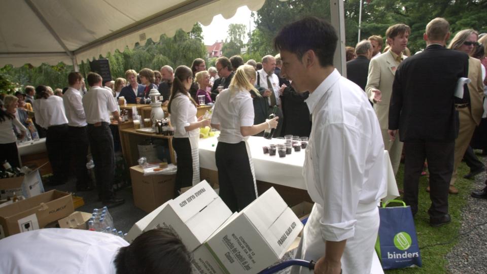 MEN VENT! Hvor har min invitasjon til fest og lystig lag tatt veien? Foto: Tor Arne Dalsnes