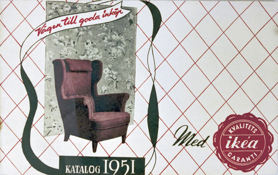 NI SIDERS POSTORDREKATALOG: I 1951 ble IKEA slik vi kjenner det i dag til. Ingvard Kamprad hadde imidlertid drevet meg salg av klokker, str�mper, rammer og andre gjenstander siden krigen. N� bestemte han seg for � g� for m�bler. De var laget like ved hjemstedet hans i Agunnaryd i Sverige. Foto: IKEA