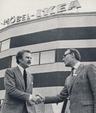 VOKSTE RASKT: I 1965 �pnet Ingvard Kamprad (til h�yre) sitt tredje IKEA-varehus, Ikea Kungens kurva i Huddinge. Foto: WIKIMEDIA