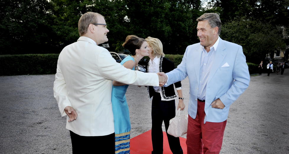 LIDENDE MILLIARD�RER: Stein Erik Hagen med kona Mille Marie Treschow p� vei inn p� den r�de l�per. Men det er mest av alt lidelse � v�re rik i Norge, iallfall hvis man skal tro rikingene selv. Foto: John T. Pedersen/Dagbladet