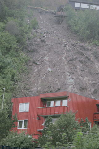 RASDRAMAET: Slik s� det ut etter rasulykken i Hatlestad terrasse i Bergen i 2005, der flere d�de og ble s�ret. Foto: Oddmund Lunde/ Dagbladet.


Foto: Tor Erik H. Mathiesen / Dagbladet