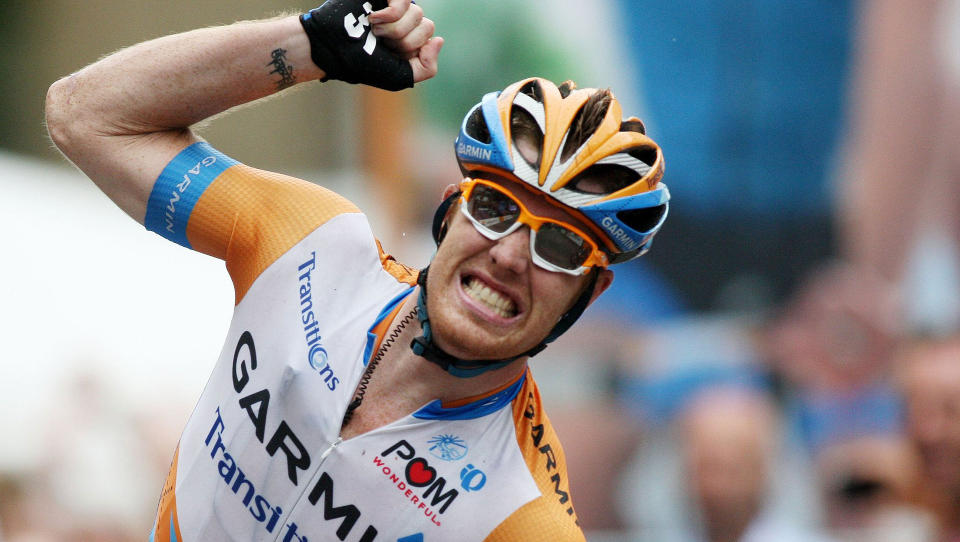 US cyclist Tyler Farrar celebrates winning the Cyclassics cycling race in the northern German city of Hamburg on August 15, 2010.  AFP PHOTO / MALTE CHRISTIANS  GERMANY OUT