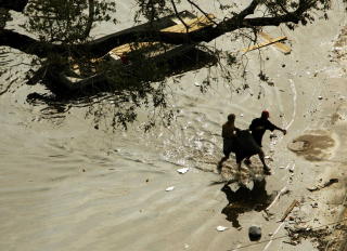 KATRINA: En av de st�rste katastrofene som har rammet USA. Her b�rer folk vekk eiendeler gjennom en oversv�mt gate. Restene av orkaner som Katrina treffer Norge med jevne mellomrom. Foto: REUTERS/Robert Galbraith/ SCANPIX.