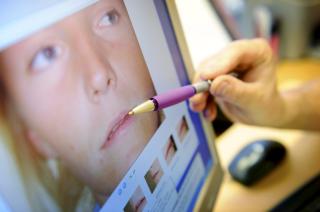 MYE ARBEID: Ogs� � rette opp skadene tok tid, men det gikk til slutt. Foto: Anne Charlotte Schj�ll/T�nsbergs Blad