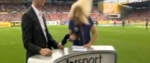 Her treffer fotballen Sky Sports-reporteren knallhardt i hodet