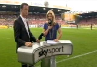 PASS OPP! Jessica Kastrop like f�r hun blir truffet av ballen. Foto: SKY SPORTS