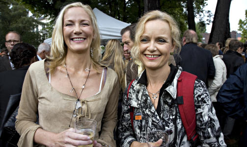 TRIVSEL:  Forfatter og regiss�r Annette Sjursen (t.v) og forfatter og prorektor Inga Bostad trivdes p� hagefest.