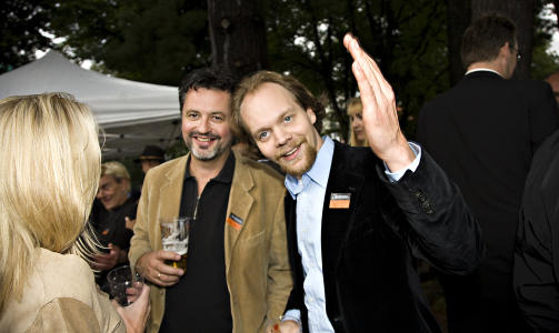 OM WINNERB�CK: Komiker Jon Niklas R�nning hilser h�yt og prater livlig om sin favorittartist, Lars Winnerb�ck. Bak ser vi NRKs Hans Rossine.