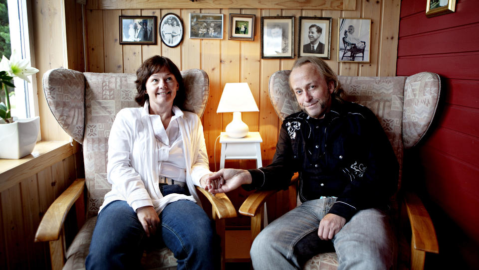 KJ�RLIGHET OG D�D: Levi Henriksen treffer bredt med diktsamlinga �Kj�re deg min kj�re�, der han hyller kona Elisabeth Haraldsrud og barna, minnes sine foreldre og avd�de venner. Bildene p� veggen forteller mange historier for familien.  
Foto: Lars Eivind Bones