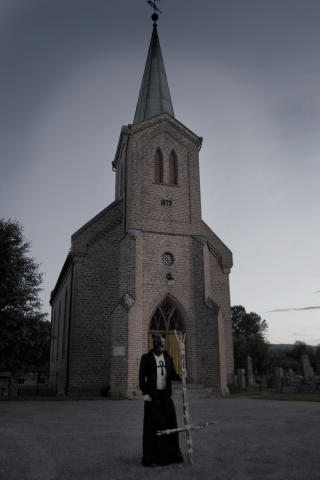 I GR�LYSNINGEN: Med et kors vendt opp ned, tok  Lars Ra bilde av seg selv. Foto: Privat.