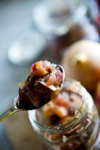 Eplechutney (40 min) 1 kg eple 2 stk l�k 1 dl rosiner 1 dl sukker � ts salt 1 dl eddik 1 ts malt nellik 1 ts malt kanel 1 ts hakket chilli Slik gj�r du det: Del eplene i biter � ha de i en kjele sammen med l�k og rosiner. Kokes til en  jevn masse. R�r inn de resterende ingrediensene og kok opp. Ferdig kokt chutney helles over p� rene, varme glass. Skru p� lokket og sett  glassene opp ned til de er kalde. Oppbevares moderat kj�lig. T�ler romtemperatur hvis hermetiseringen er gjort  riktig. Foto: H�KON EIKESDAL