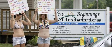 Full krig mellom strippeklubb og kirke i landsby i USA